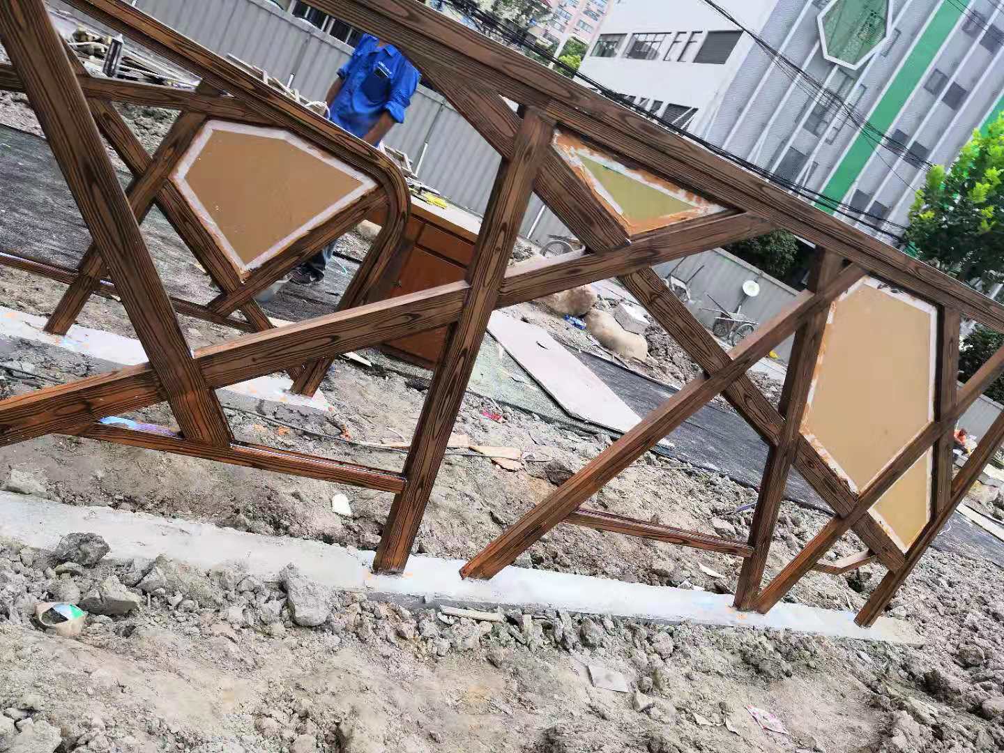 上海虹口區(qū)鍍鋅管護(hù)欄仿木紋漆效果