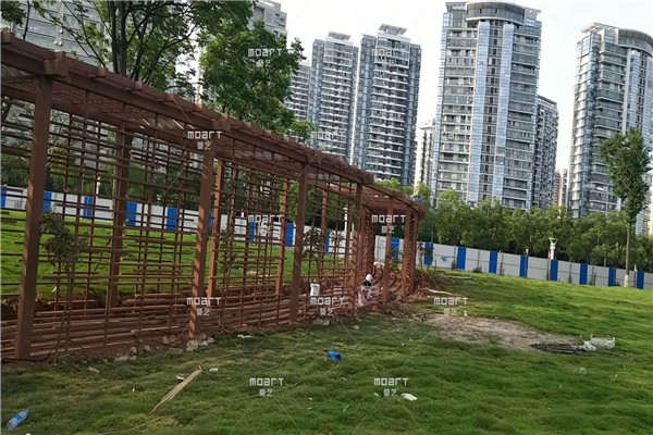 長廊鋼結(jié)構(gòu)上做木紋用的是什么漆？蘇州金雞谷不銹鋼長廊施工現(xiàn)場